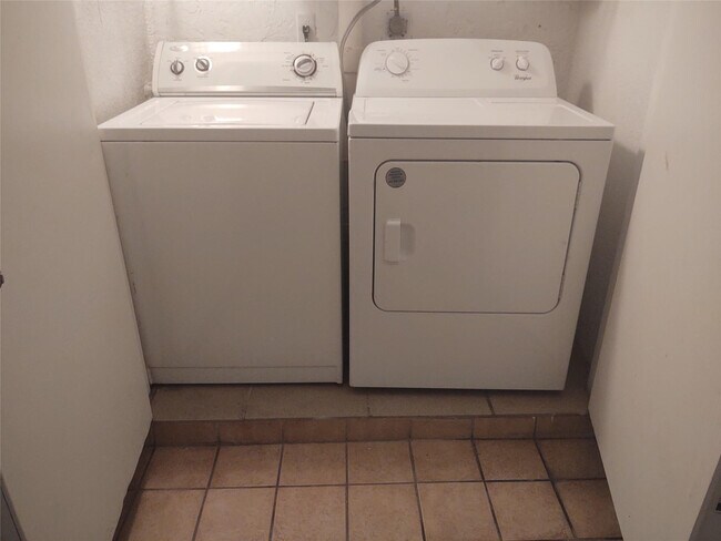 Building Photo - 301 Club Cir