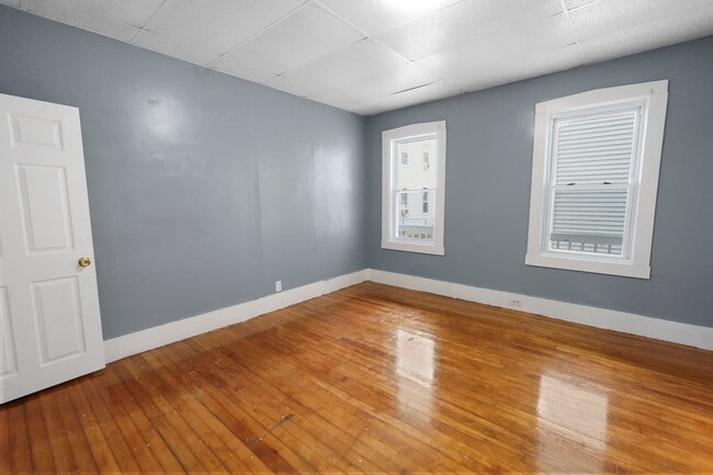 Building Photo - 15 1/2 Mendon Street