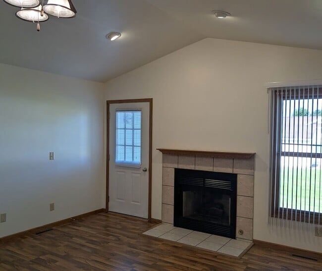 Building Photo - 709 Burgess Dr