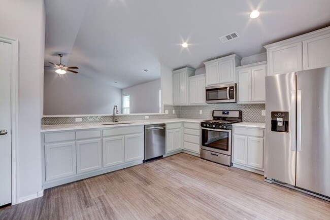 Building Photo - Brand new 4/2/2 in Elysian Fields!