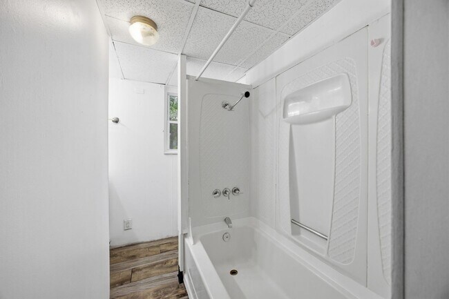 Building Photo - 616 Lillian St