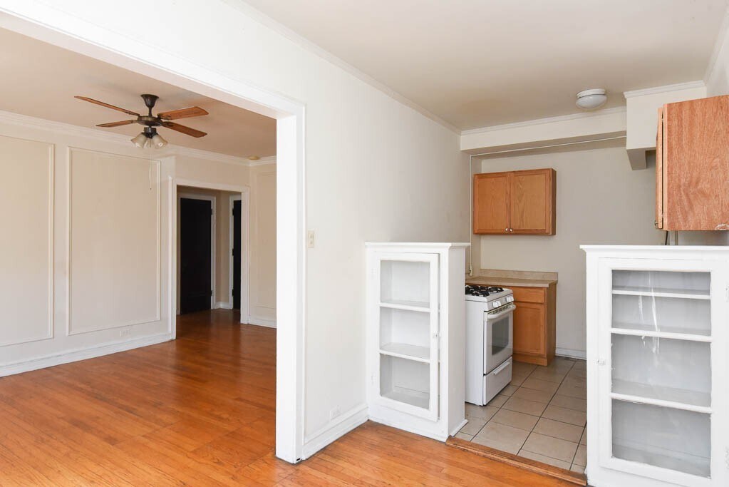 Building Photo - 1211 W Elmdale Ave