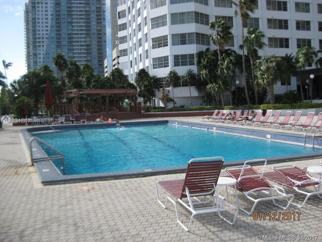 Building Photo - 999 Brickell Bay Dr