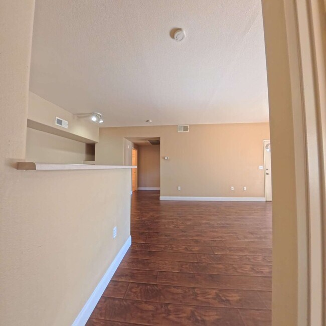 Building Photo - Lovely 2 Bed, 2 Bath Condo at South Gate!