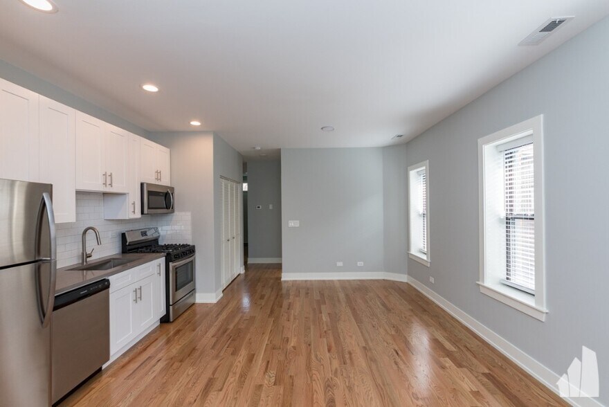 Building Photo - 354 W Dickens Ave