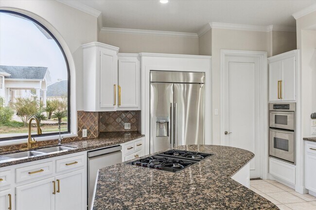 Building Photo - 600 Royal Oaks Dr
