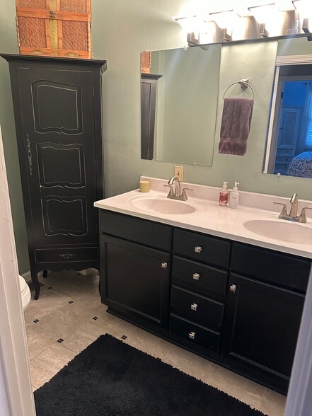 Building Photo - 320 E 5th Ave