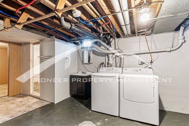 Building Photo - Cozy House with Central A/C and Fenced Back Yard