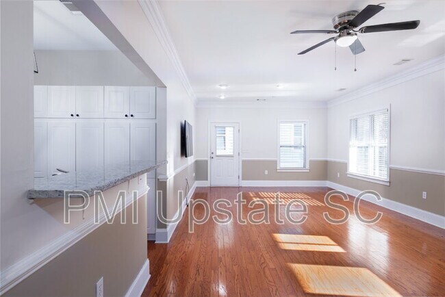 Building Photo - 204 E Park Ave