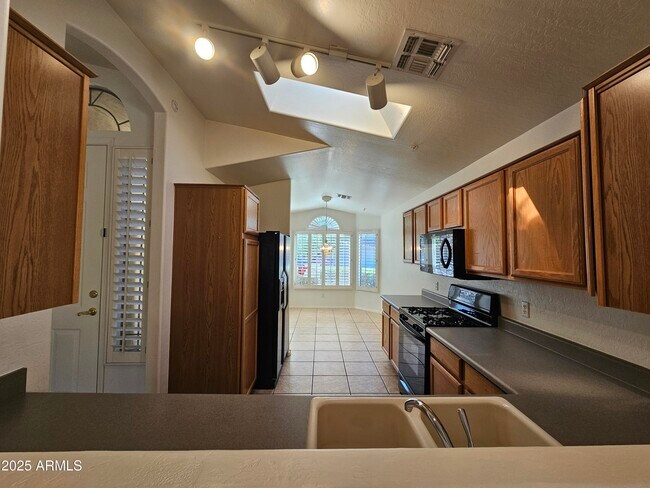 Building Photo - 10360 E Penstamin Dr