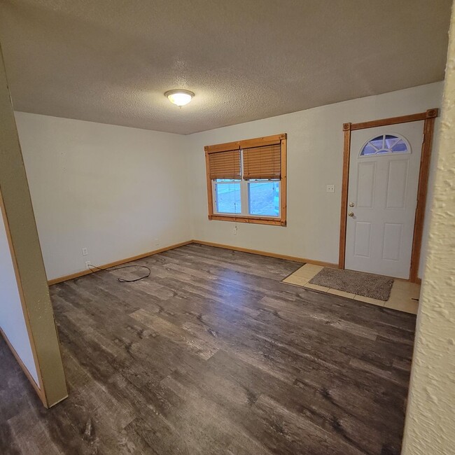 Building Photo - 3 Bed, 1 Bath Home for rent. One level liv...