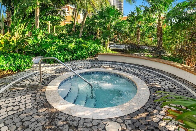 Building Photo - 2020 N Bayshore Dr