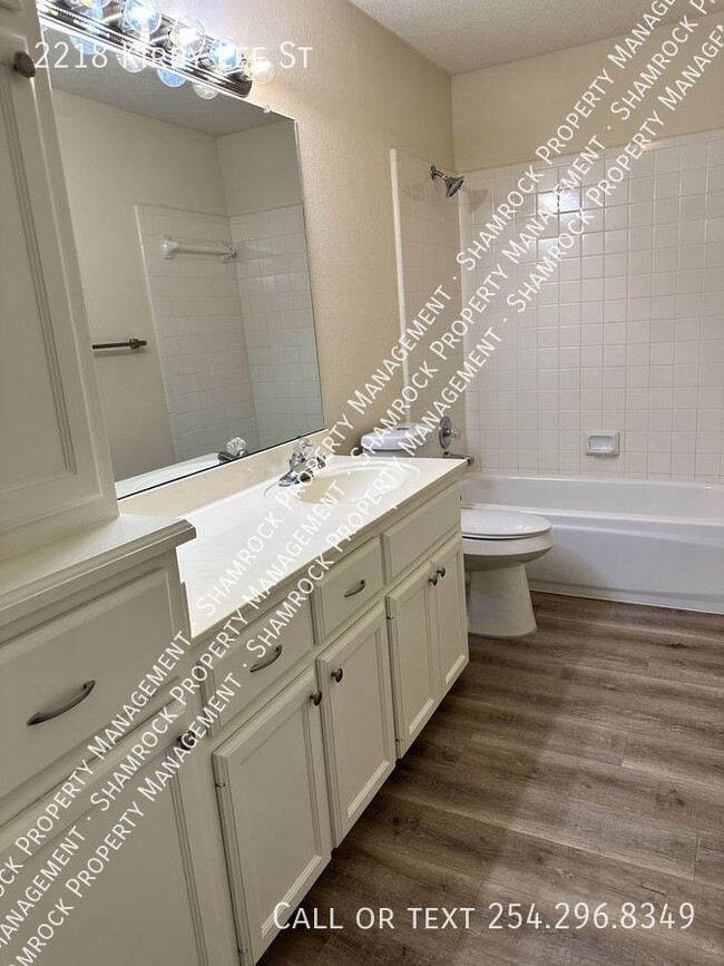 Building Photo - Duplex in Midway ISD!