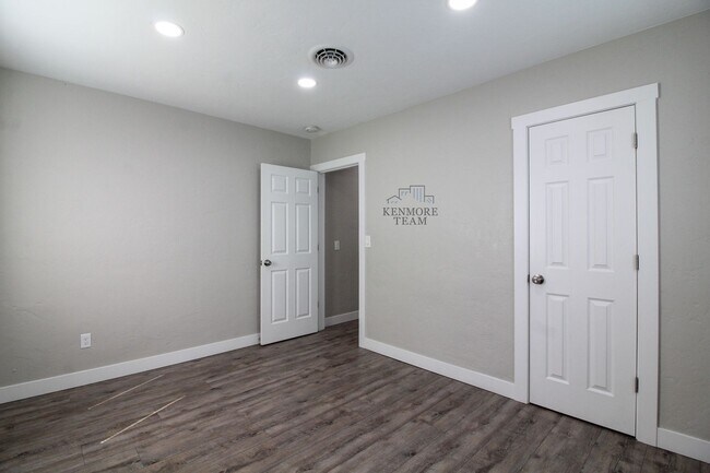 Building Photo - 308 N 12th Ave