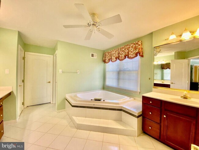 Building Photo - 513 Doral Cir