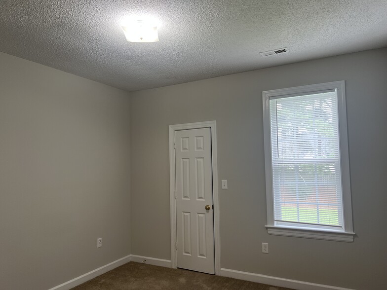 Building Photo - 3320 Whitlock Dr N