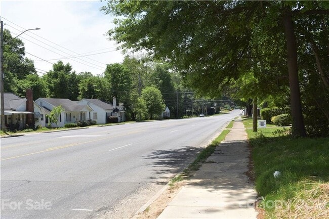 Building Photo - Charming 2-BR Brick Home with a Yard, and everything you need – Minutes from Downtown!