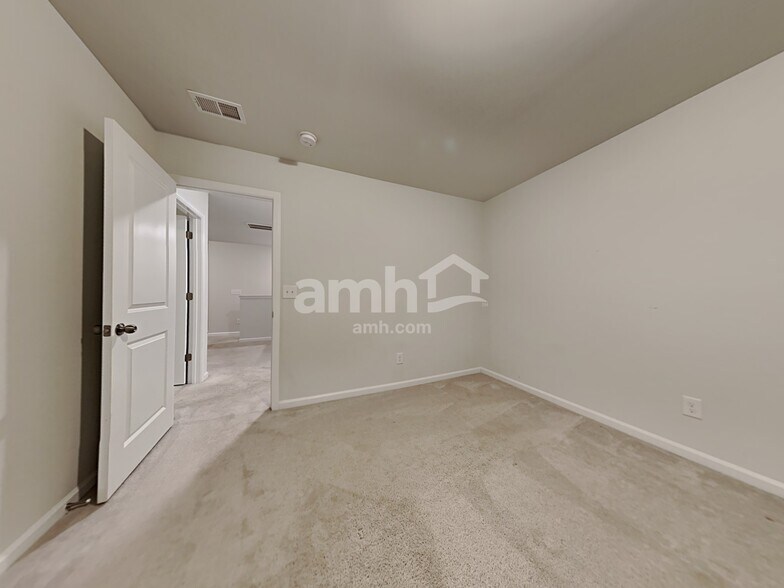 Building Photo - 514 Singing Bush Ave