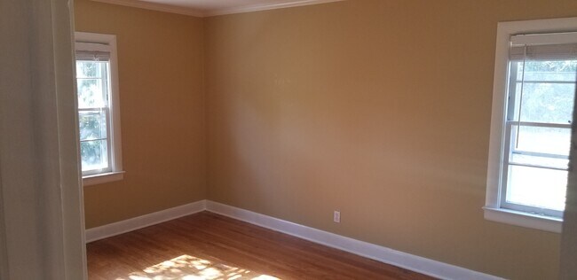 Building Photo - 211 Oak Leaf Dr