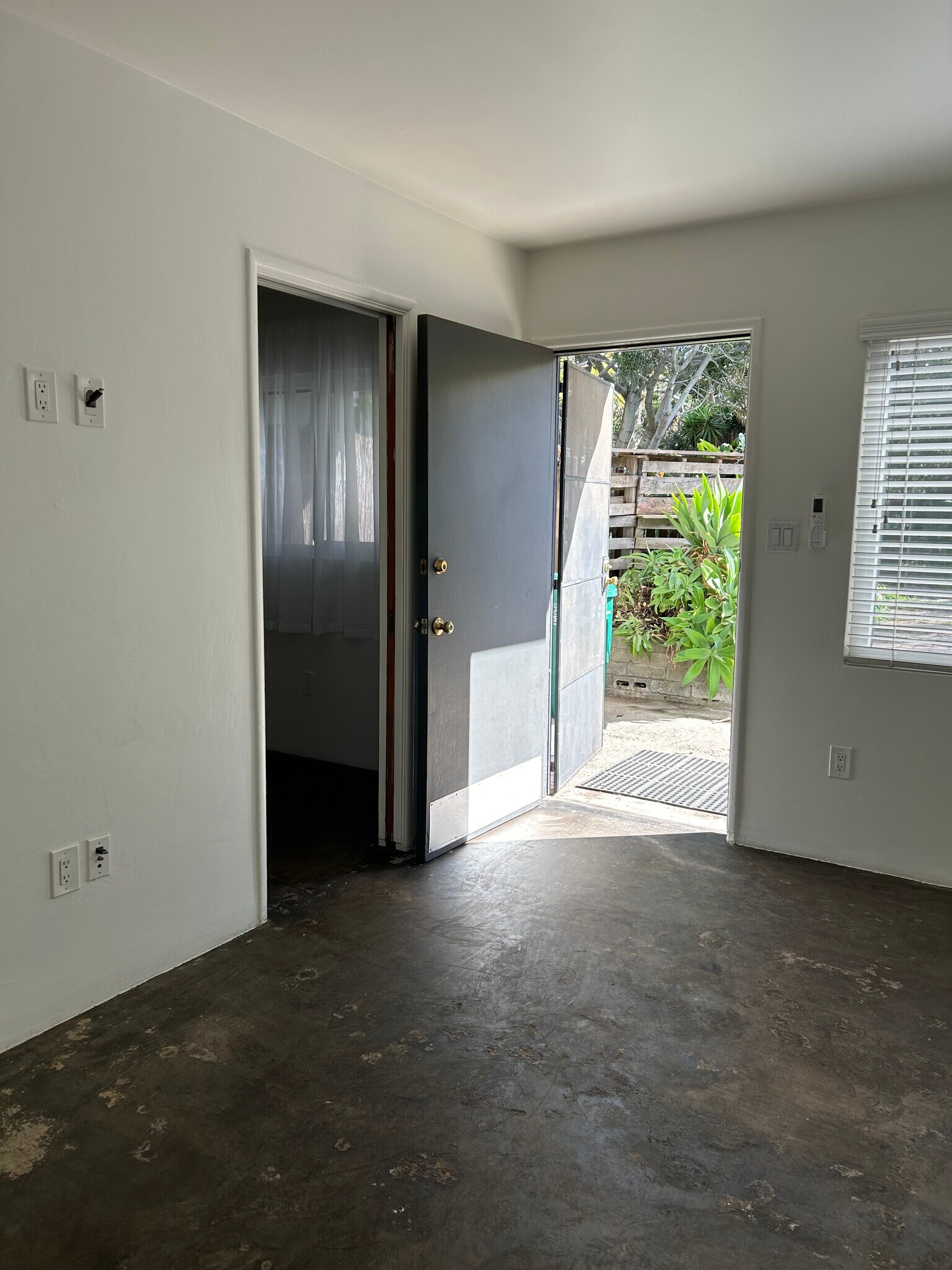Building Photo - 3666 Villa Ter