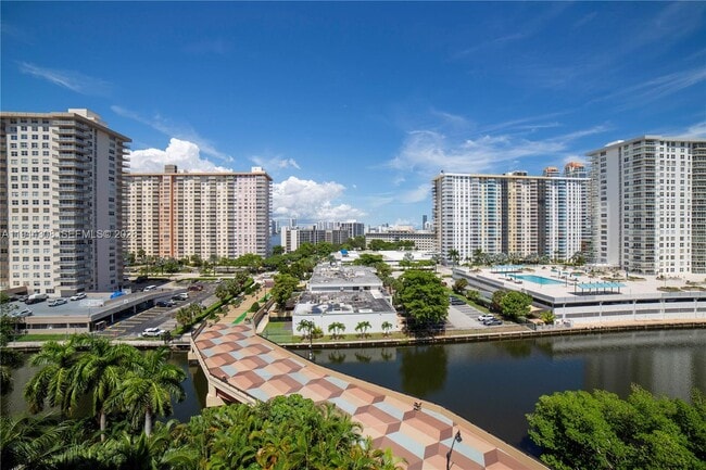 Building Photo - 17150 N Bay Rd