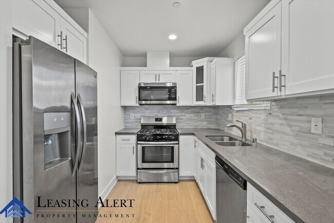 Building Photo - 1957 1/2 Vista Del Mar Ave