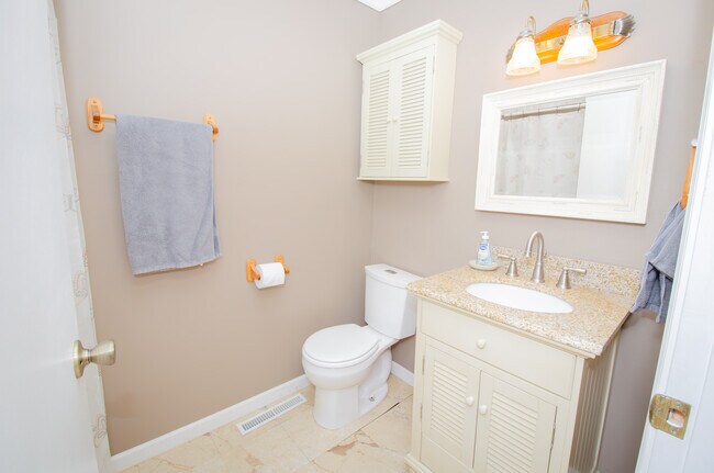 Building Photo - 215 Hillcrest Pl