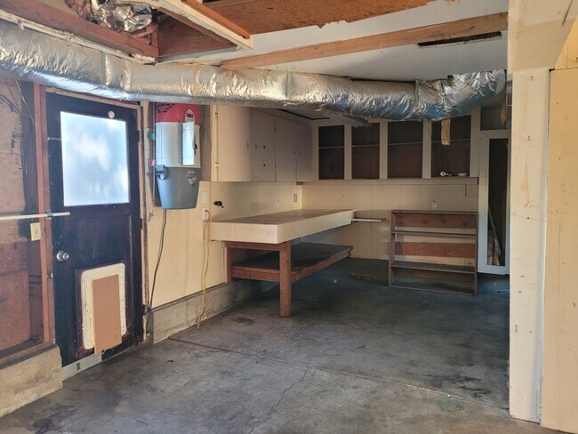 work shop area in garage - 5095 SW 163rd Ave