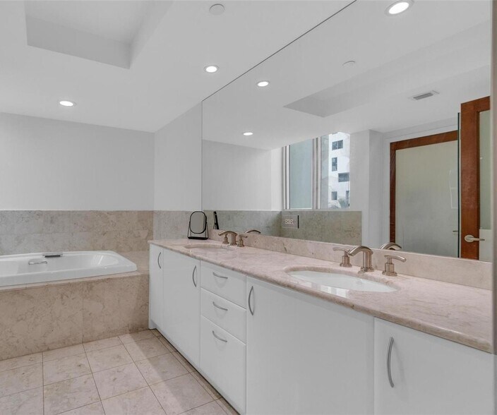 Building Photo - 1331 Brickell Bay Dr