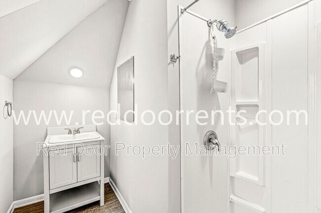 Building Photo - 2345 N Kenwood Ave