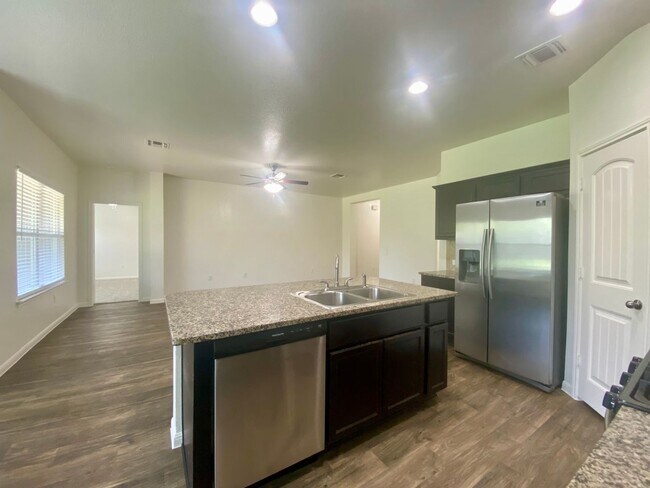 Building Photo - Updated Home in Pioneer Crossing! Available for July!