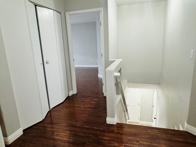 Building Photo - 4 Bedrooms Home For Rent