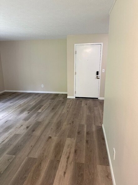 Building Photo - 1000 Valley View Ln