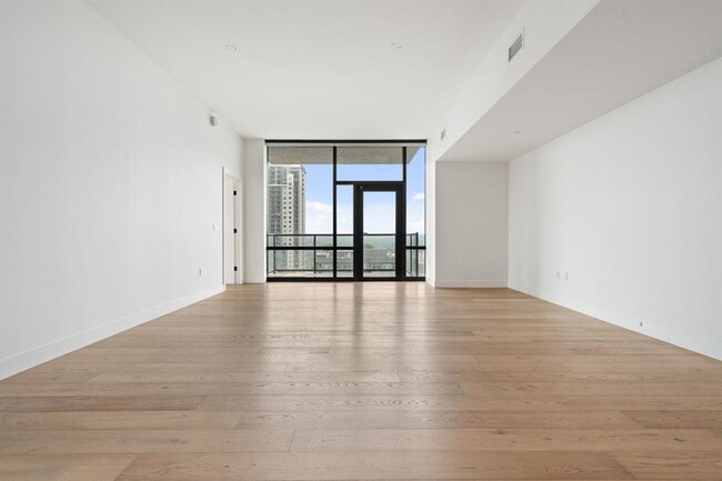 Building Photo - 70 Rainey St