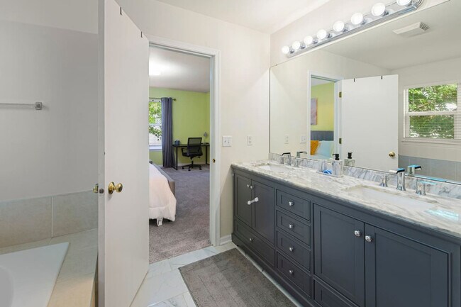 Building Photo - 784 Long Island Cir