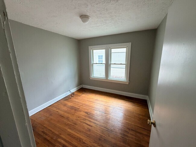 Building Photo - 143-145 North Roys Ave