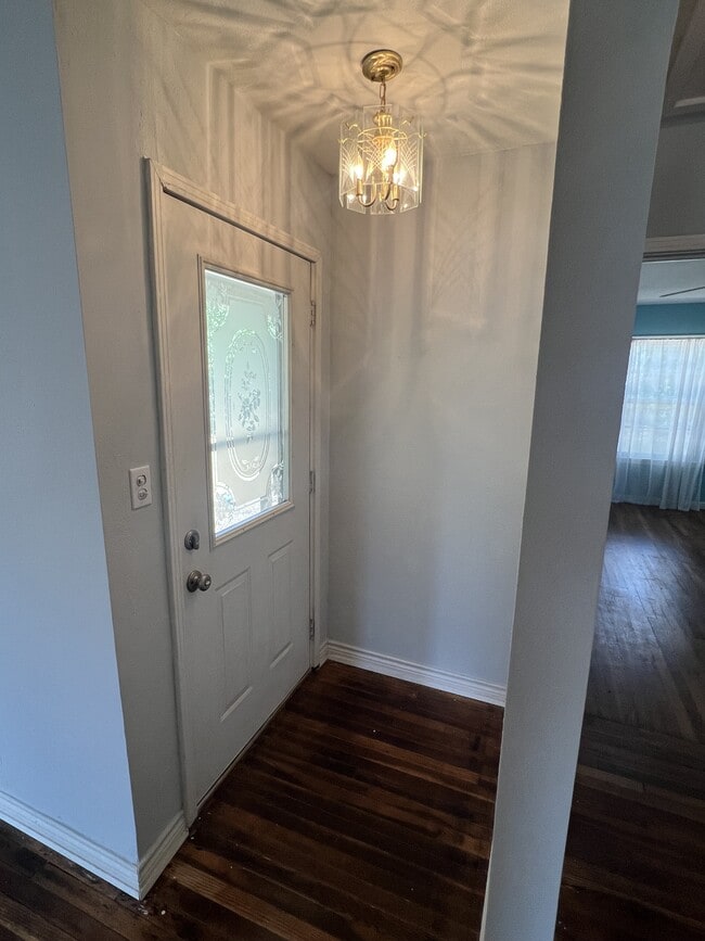 Building Photo - 920 E Walnut St