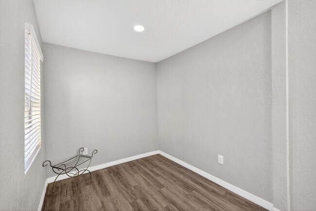 Building Photo - Updated Tampa Home – Prime Central Location 4 Beds - 2 Baths!