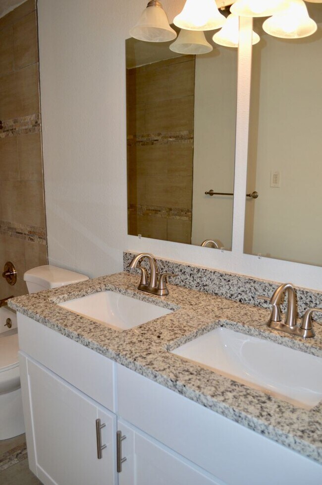 Building Photo - Beautifully remodeled 4 bedroom 2 bath hom...