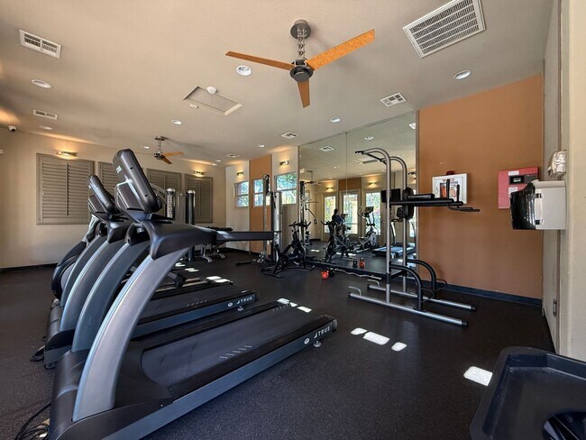 Building Photo - Tri-level 3-bedroom 3-bathroom townhouse located in Chula Vista, CA