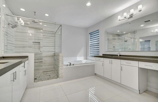 Building Photo - 17081 Five Waters Ave