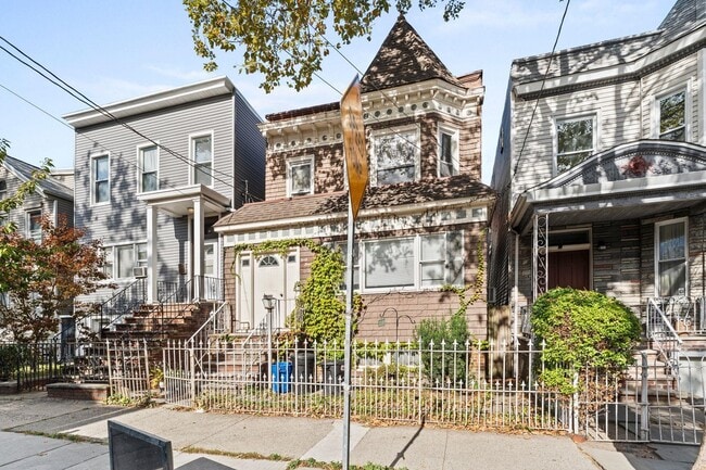 Building Photo - 44 BOORAEM Ave