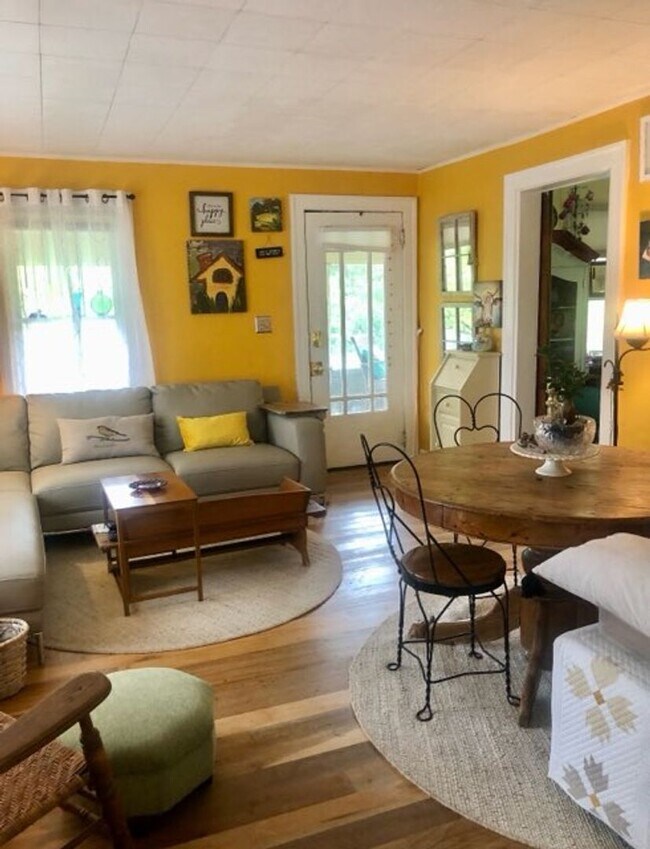 Building Photo - 2 Bedroom Home Available August 2026