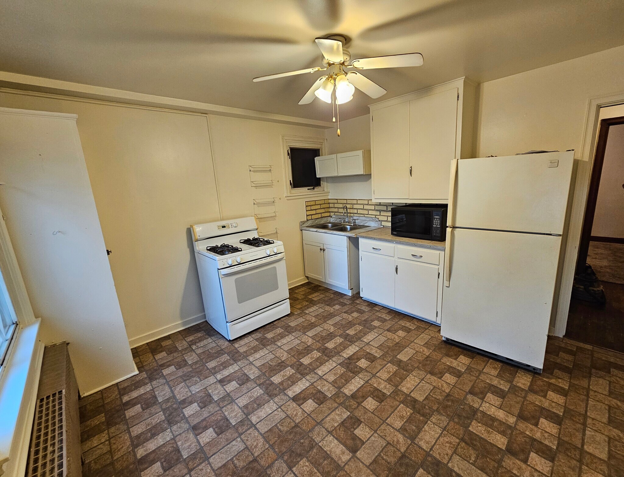 Kitchen - 404 Richland Ave