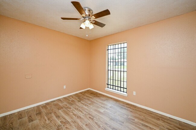 Building Photo - Nice 4 bd Rm Single Family Home