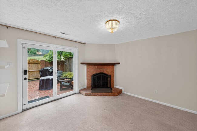 Building Photo - 3-level townhome in sought-after Sycamore Heights