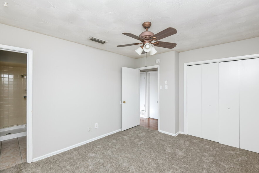 Building Photo - 2532 Belhaven Dr
