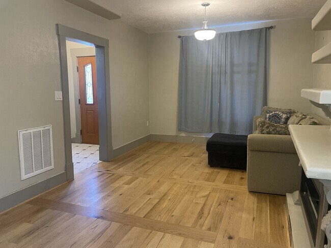 Building Photo - 515 Bellevue Pl