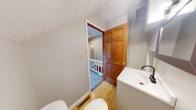 Building Photo - Madison/W.95th neighborhood : 3 bedroom/1 bath single family house available NOW.