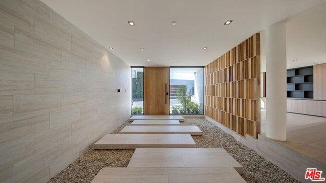 Building Photo - 8765 Hollywood Blvd